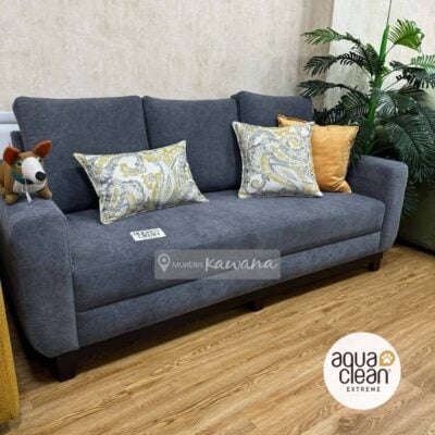 Sofá de 3 plazas personalizado con tela Pet Friendly Aquaclean Marina 116 gris con banca en madera negra