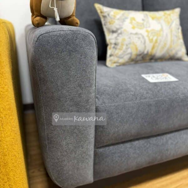 Sofá de 3 plazas personalizado con tela Pet Friendly Aquaclean Marina 116 gris con banca en madera negra
