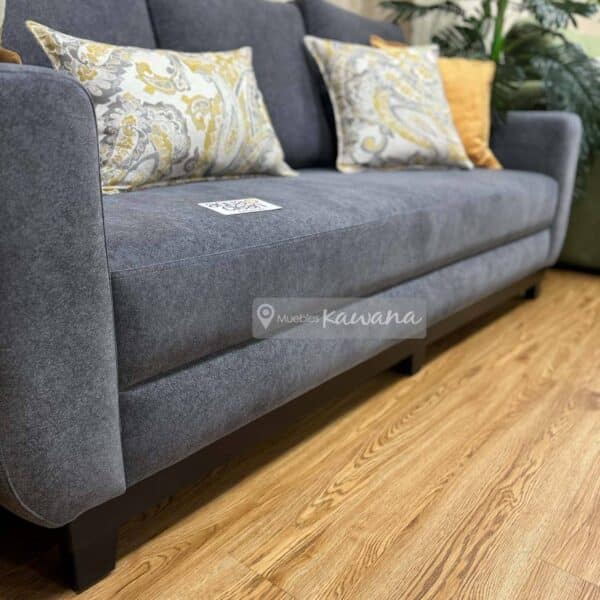 Sofá de 3 plazas personalizado con tela Pet Friendly Aquaclean Marina 116 gris con banca en madera negra