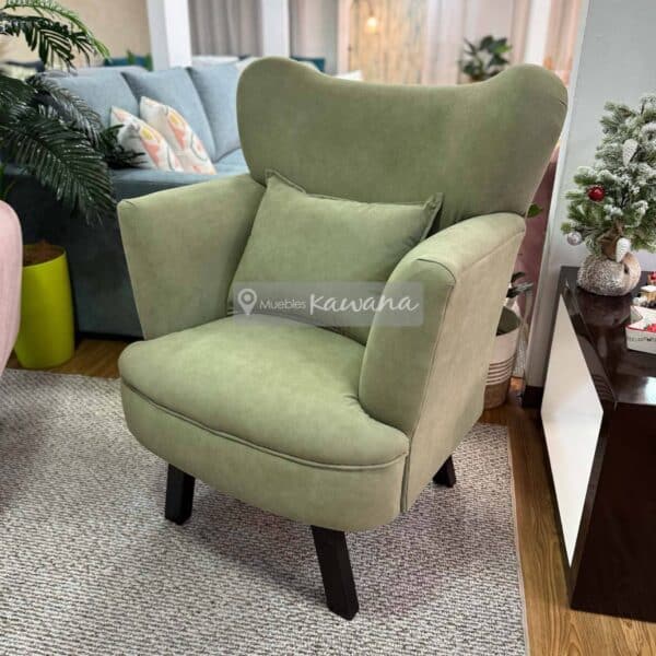 Butaca verde claro con patas de madera