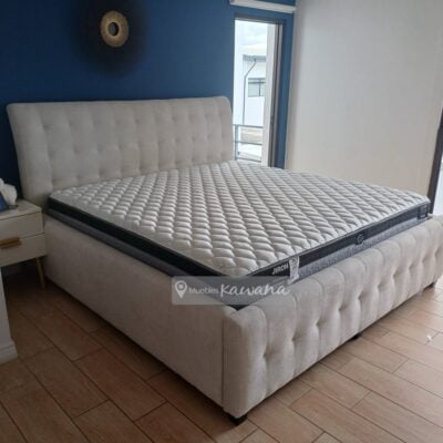 Cama king blanca tapizada en velvet