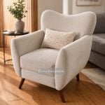 Butaca minimalista beige con patas en madera